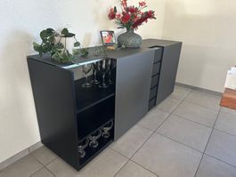 Sideboard dunkelgrau mit Schubladen und gutem Zustand