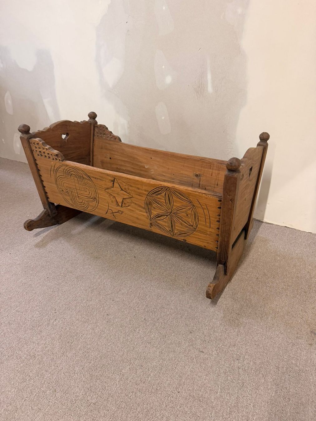 Carrozzine per bambole: Antike rustikale Holz-Wiege mit Schnitzereien, Vintage – Usato da Rickenbach ZH venduto da Der-Insider