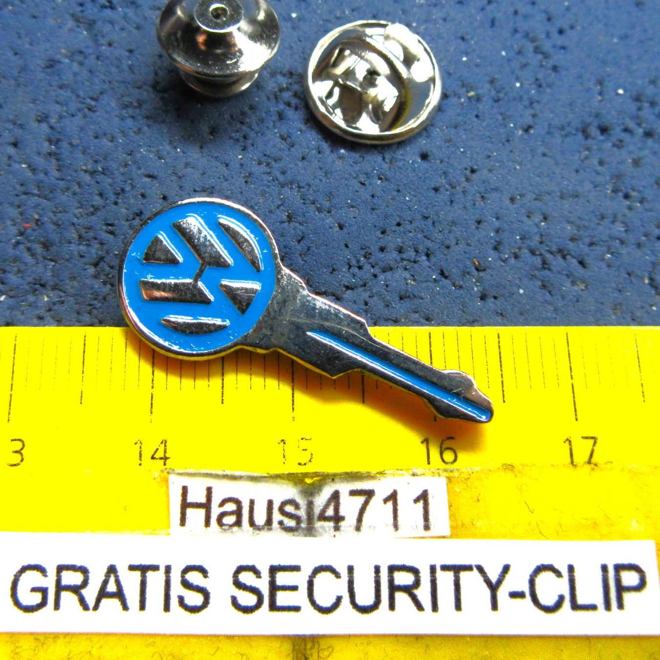 Volkswagen Plaketten & Abzeichen: VW VOLKSWAGEN ZÜNDSCHLÜSSEL PIN GEPRÄGT MIT SECURITY-CLIP – Gebraucht aus Ettingen von Hausi4711
