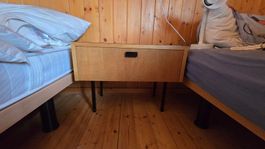 Mid-Century Vintage Nachttisch / Nachtkonsole aus Holz mit S