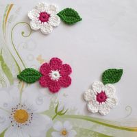 3 Blumen + 3 Blätter gehäkelt (crochet, uncinetto) 802 A