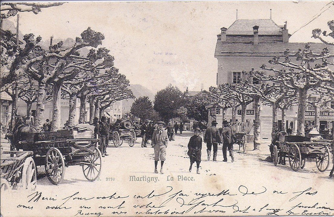 Cartoline postali: MARTIGNY, la place très annimée – Usato da Les Verrières venduto da Scampi0