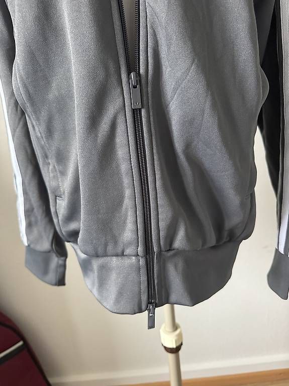 Adidas Pullover & Sweatshirts: ZIP Adidas Pullover Gr. 38 – Gebraucht aus Schaffhausen von Fixier 2