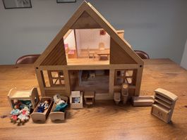 Puppenhaus aus Holz mit Zubehör