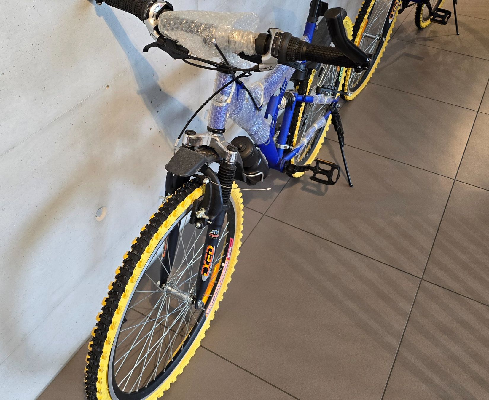 Velos: Neues Mountainbike Blau – Neu und originalverpackt aus Winterthur von Versus0 1
