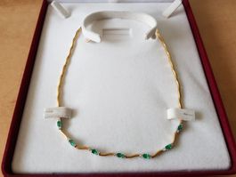 Collier en or 18k, set with emeralds (Guarantee Certificate)