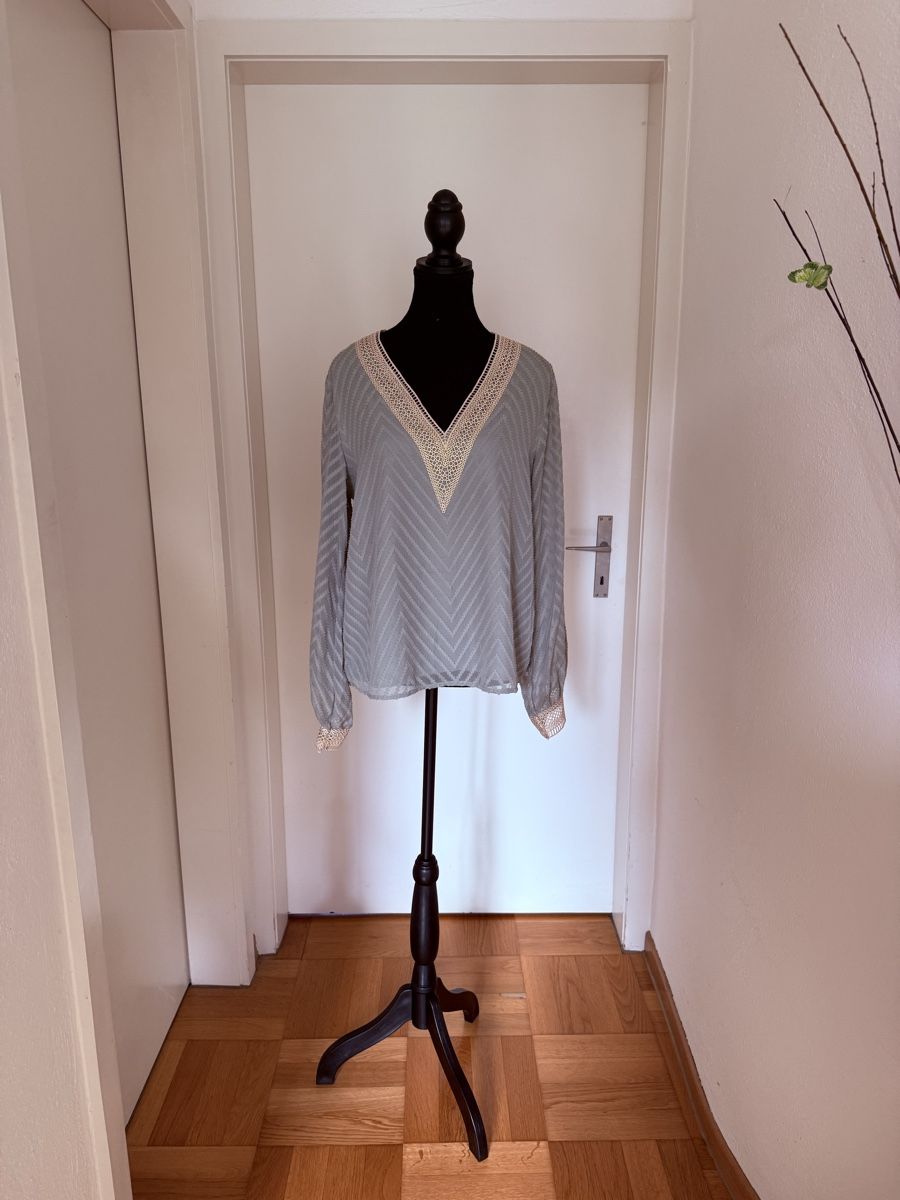 Blusen: Boho Bluse in graugrün mit Spitzeneinsatz – Neu (gemäss Beschreibung) aus Zürich von Indigo2012