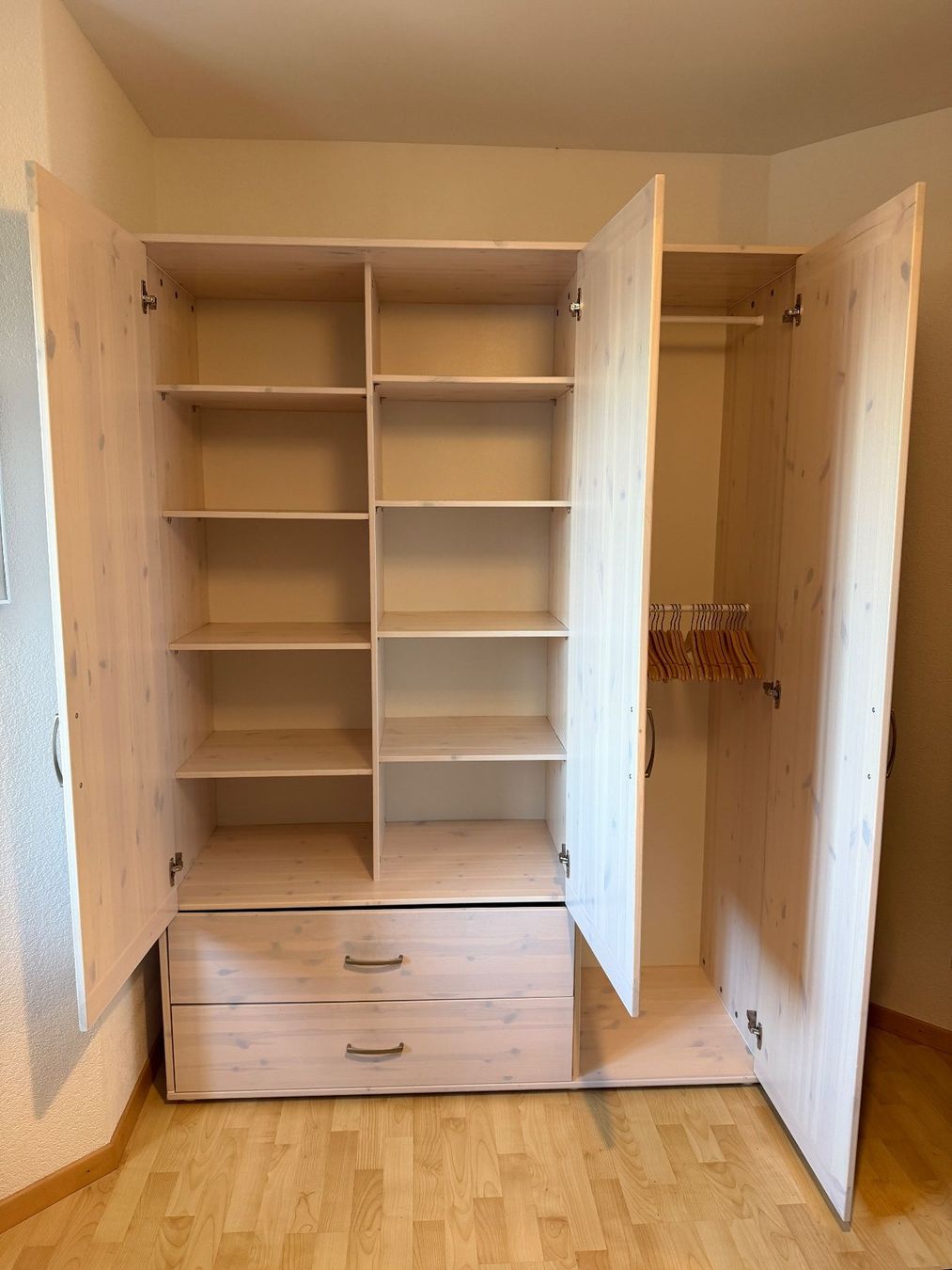 Flexa Armadi: Kleiderschrank FLEXA 3-türig weiss – Usato da Aristau venduto da Padelino 3