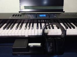Kawai MP-7 mit Rollkoffer, Pedal, Kopfhörer