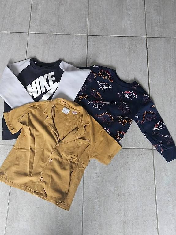 Nike Kleiderpakete & -sets: Coole Kids Kleider: Nike Sweater & Dino Pullover 104 – Gebraucht aus Unterkulm von Sani78