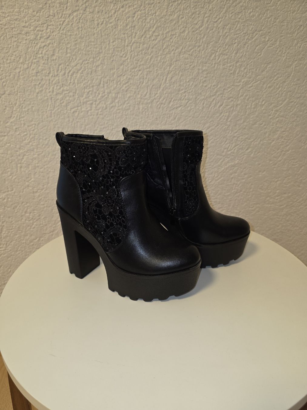Scarpe da donna: Schwarze Stiefeletten mit Absatz, Gr. EU38 – Usato da Messen venduto da ste_bsk5