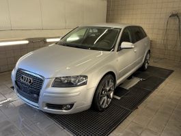 Audi A3 2.0FSI Limousine hellgrau met. 235279km