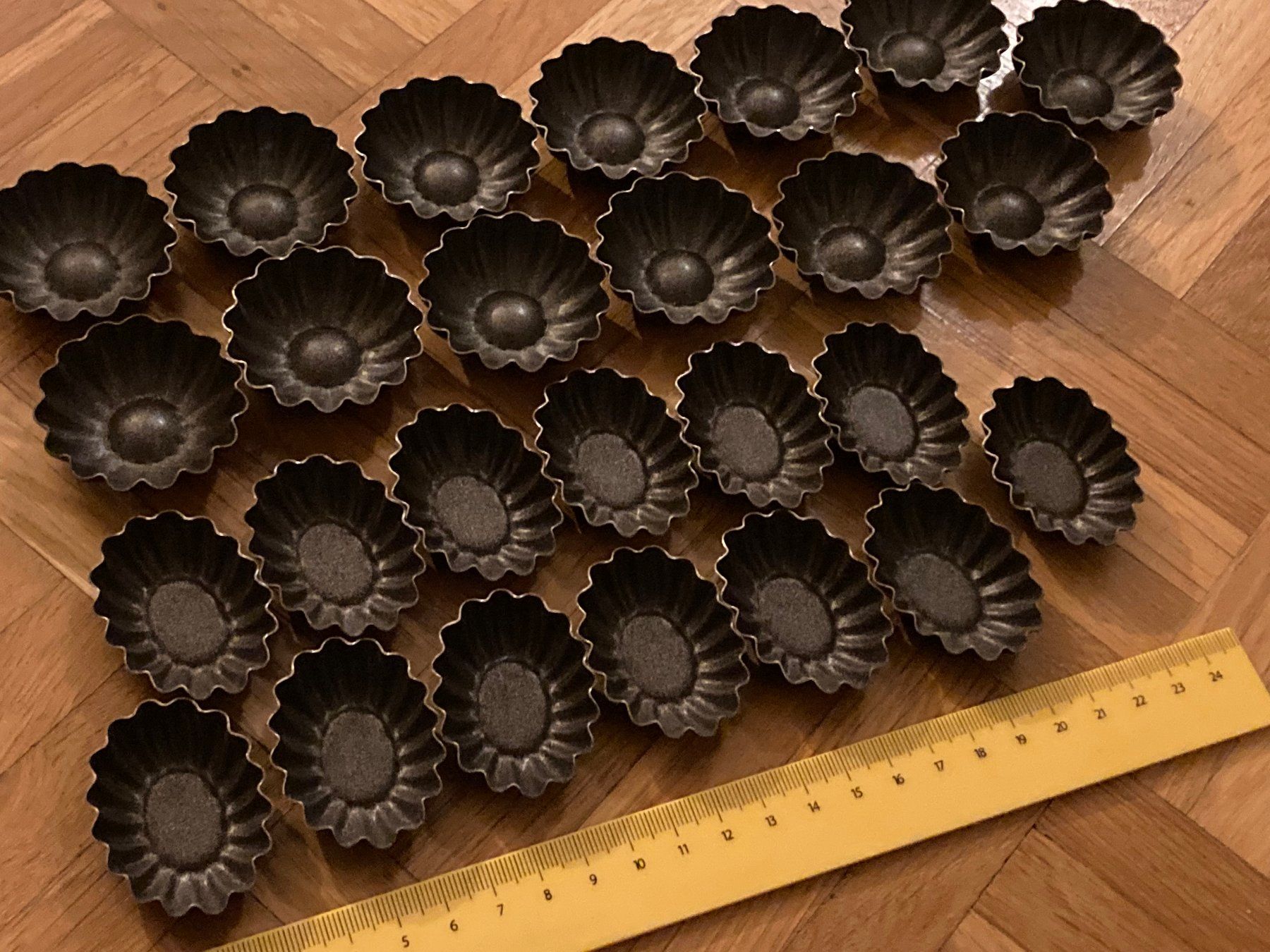 Teglie da forno: 26 Stück Pralinen Förmchen / Petits Fours Förmchen – Usato da Baar venduto da sonnenschein076 1