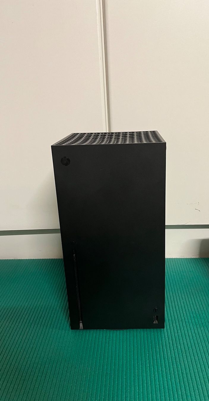 Microsoft Consoles: Xbox Series X Konsole mit Controller und Kabel und Spiele – D'occasion à Steffisburg par proebler