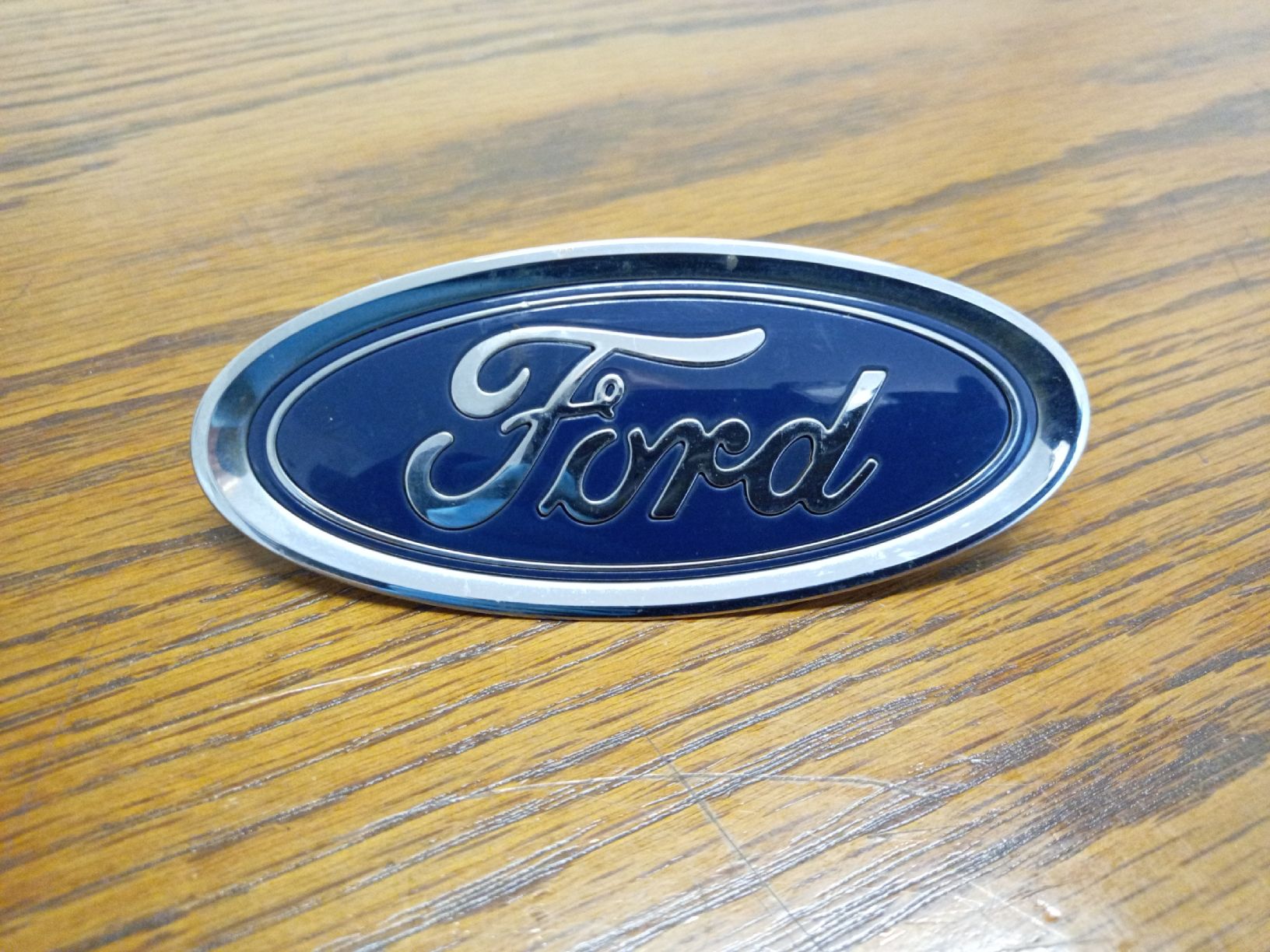 Ford Tutti pezzi di ricambio auto: Ford Embleme Kastenwagen Front – Usato da Laupen ZH venduto da SportcarsLaupen