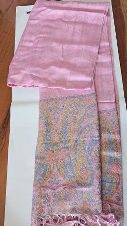 Magnifique écharpe en pashmina rose, neuve!