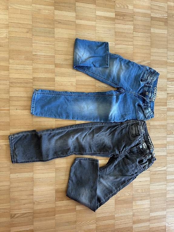 Pantaloni: 2 Jeans-Hosen, hellblau Gr. 134+ hellgrau Gr. 140 – Usato da Wangen ZH venduto da estrellita13