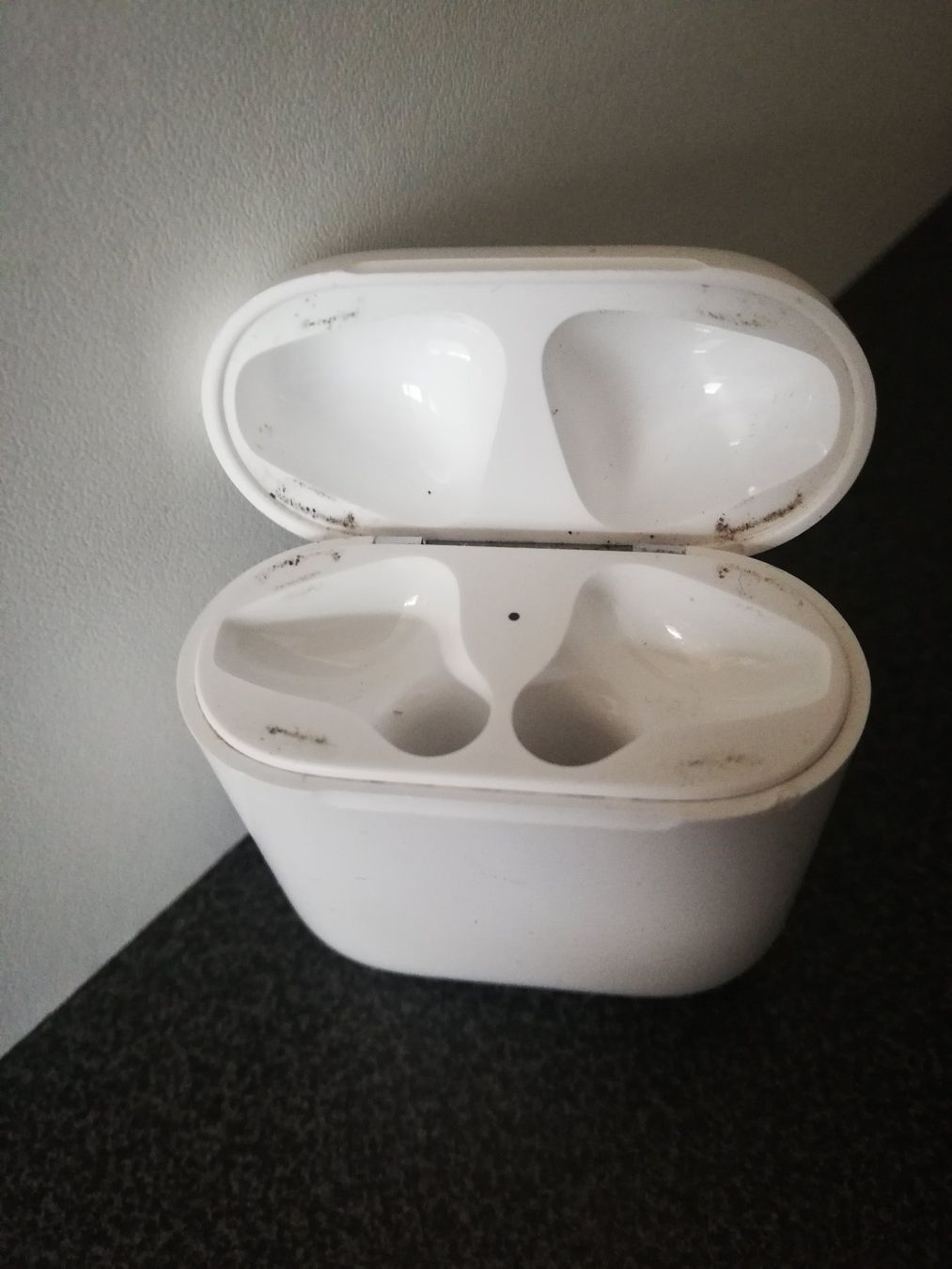Apple Caricabatterie: AirPods Ladecase – Difettoso da schaan venduto da quin1