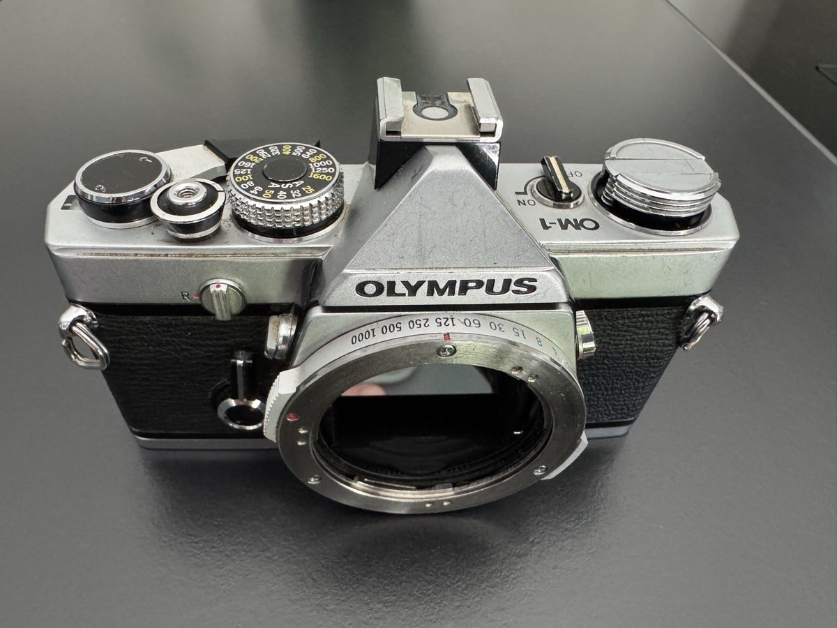 Olympus Fotocamera: Olympus OM-1 viseur à nettoyer  – Difettoso da Bramois venduto da Cornalin357