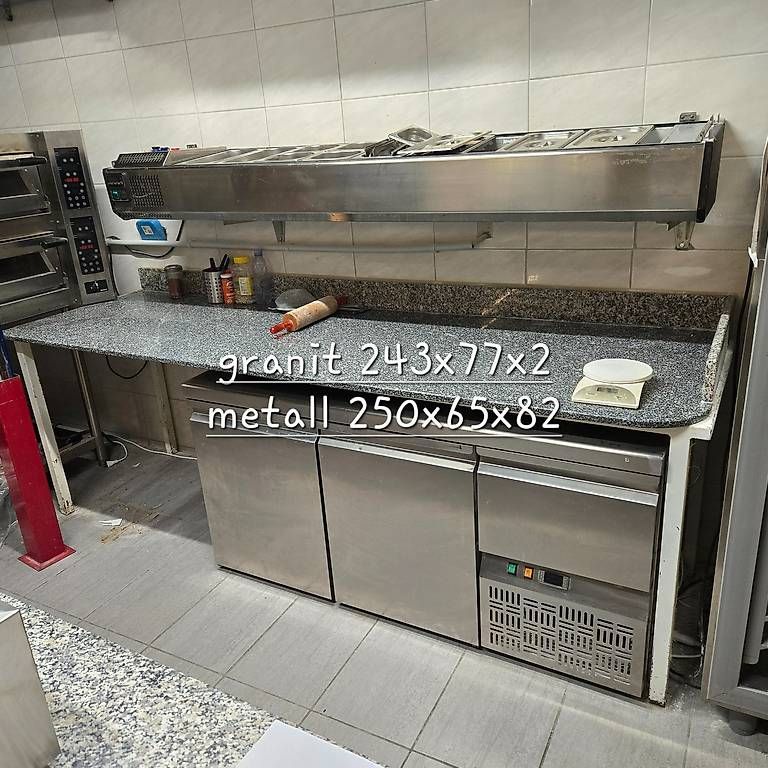 Tavoli: Tisch Metallbeine mit Granitabdeckung 243 cm – Usato da Wolhusen venduto da Gastrorampe 1