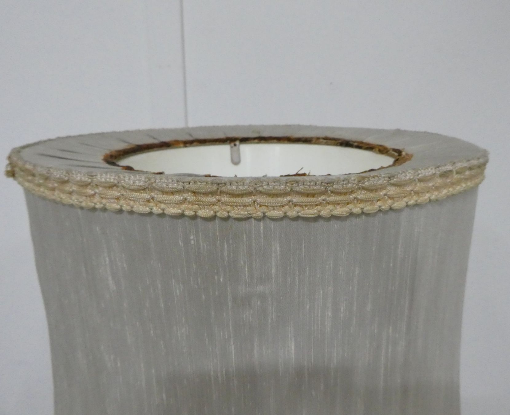 Lampade: Vintage-Stehlampe mit einem dunklen Metallschaft – Usato da Volketswil venduto da brockipfannenstil 6
