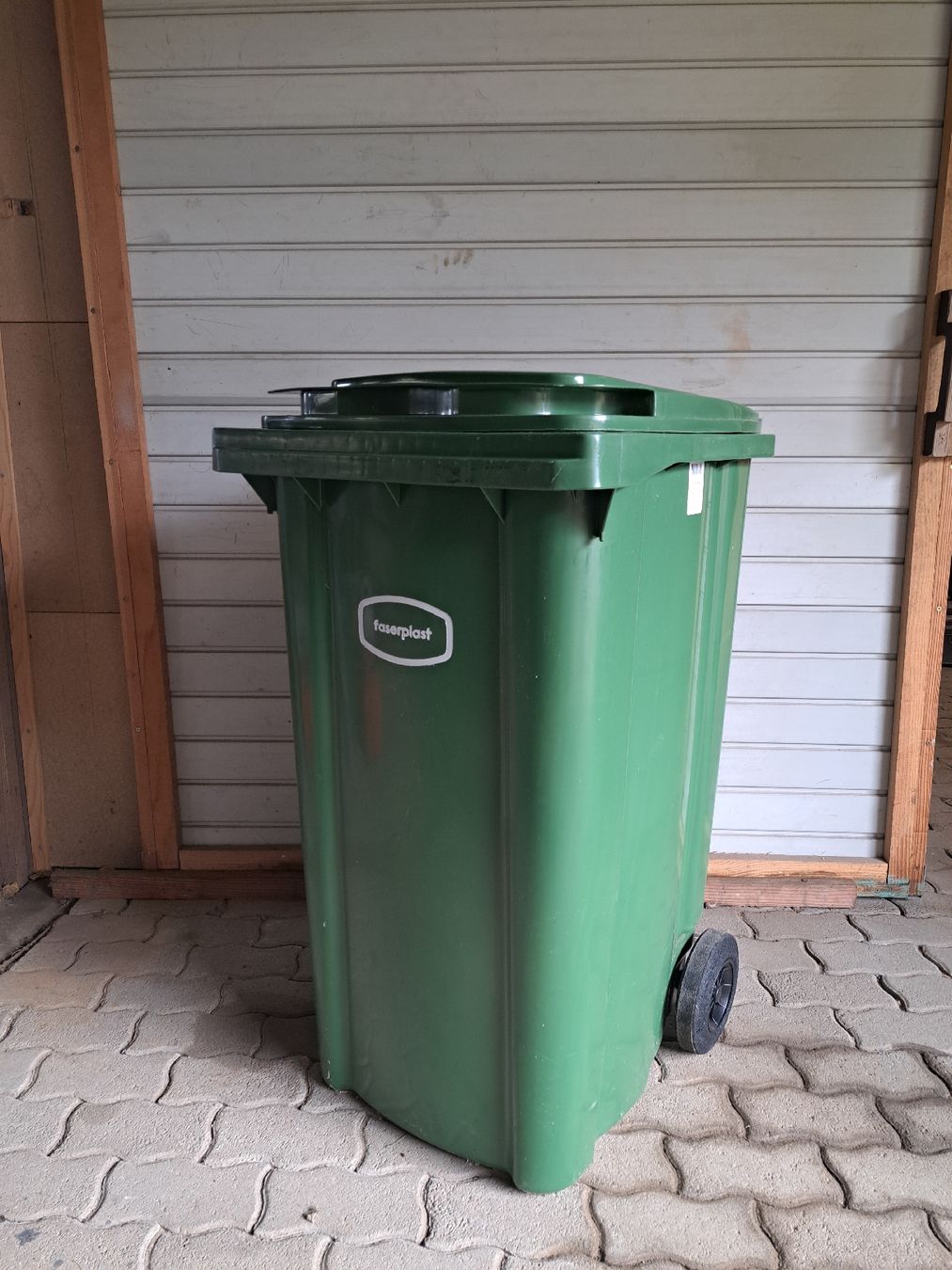 Banconi: Faserplast 240 l Abfall-/Grüngutcontainer an 1.- CHF !! – Usato da Olten venduto da Eden_19901