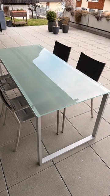 Pfister Tavoli: Zeitloser Ess- oder Bürotisch mit Glasplatte und Alugestell – Usato da Oberhofen am Thunersee venduto da StefanAlex 2