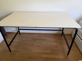 Stabiler Schreibtisch mit Holzplatte & Metallgestell