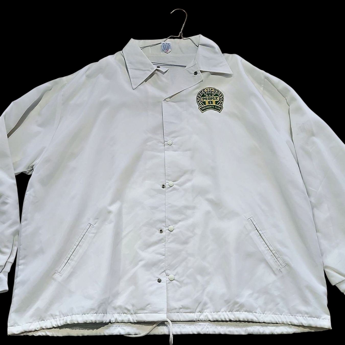 Giacche: Weiße Windbreaker-Jacke mit gesticktem Aufnäher – Usato da Zug venduto da vinokilo 1