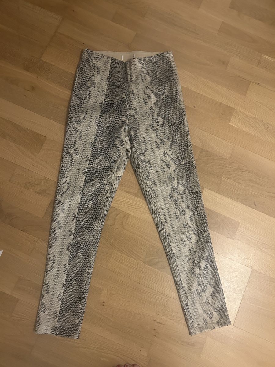 Zara Leggings: Hose mit Schlangenmuster, Grösse 36, neuwertig! – Neu (gemäss Beschreibung) aus St. Gallen von oli_ryy9 1