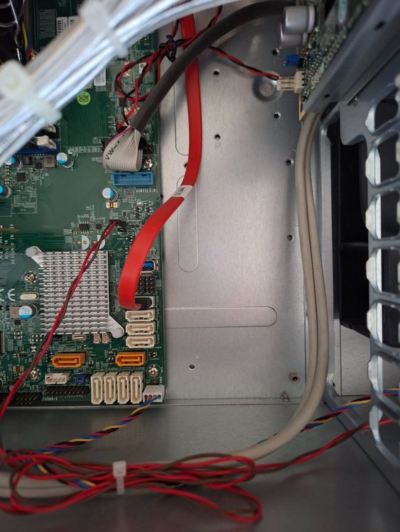 Supermicro Server: Supermicro Server mit Mainboard X10SRI-F 64GB Memory, 3.6 TB – Gebraucht aus Zuerich von Paddy1212 5