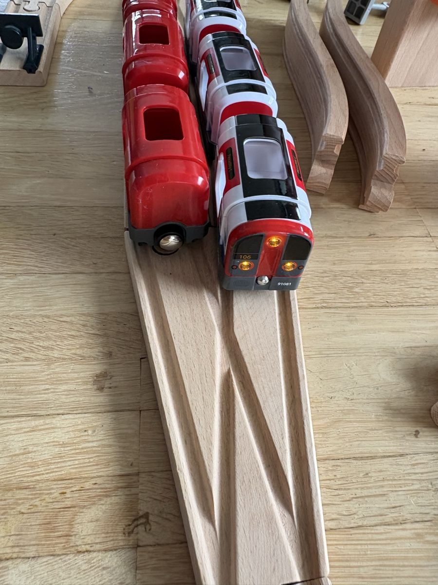 Brio Giocattoli: BRIO Subway Train Set with extra bridge and tracks – Nuovo (secondo la descrizione) da Nyon venduto da Iamher 4