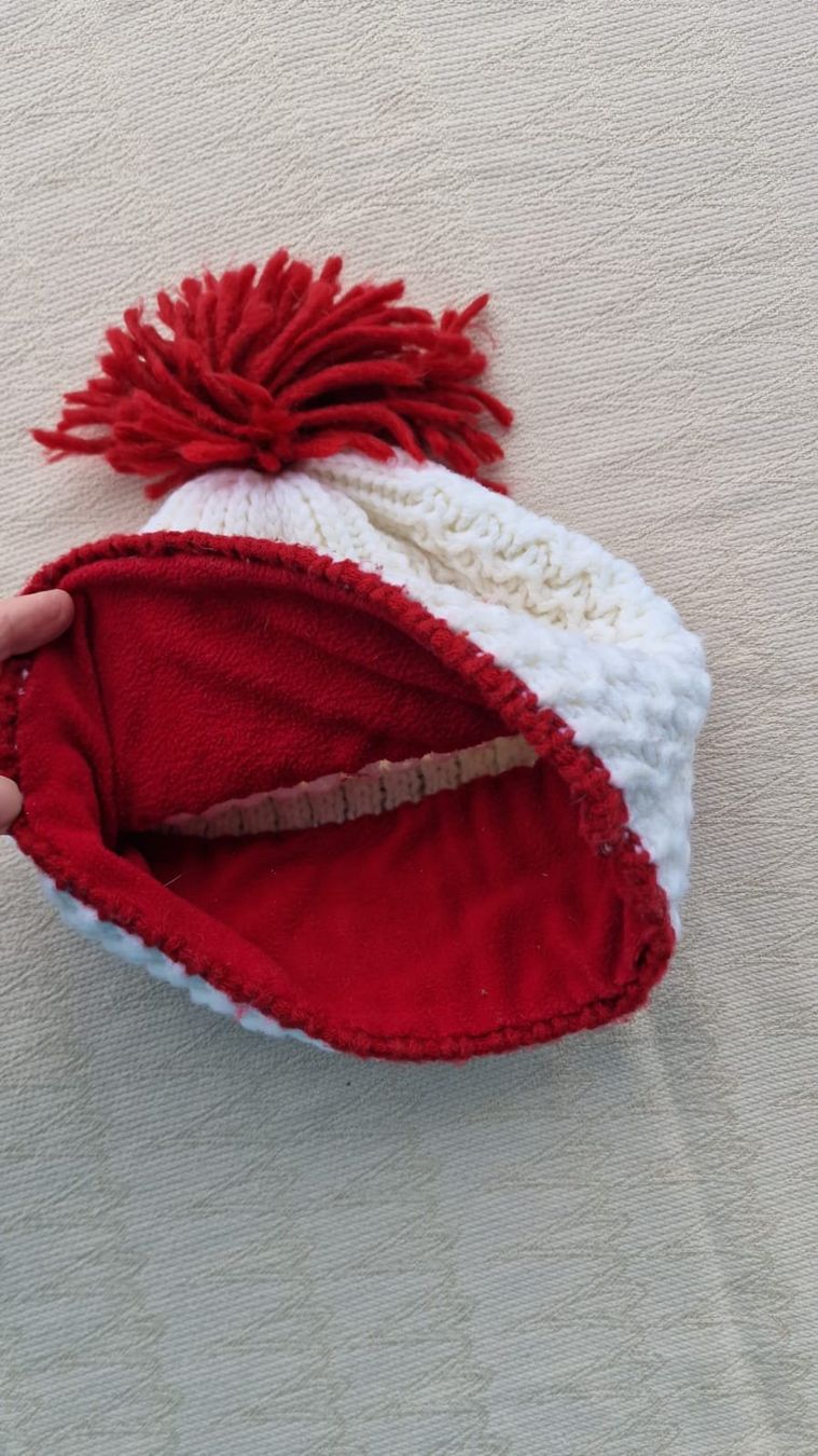 Copricapi, berretti & cappellini: Weiss-Rote Beanie mit Bommel Warm, sportlich & winterready – Usato da Zumikon venduto da pat_m55d 2