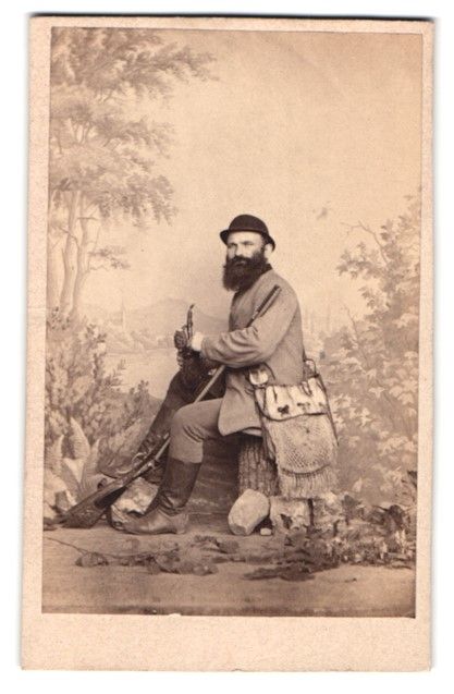 Fotografie &  Plakate: Fotografie Sitzender Jäger mit Gewehr u – Gebraucht aus Berlin von bartko-reher