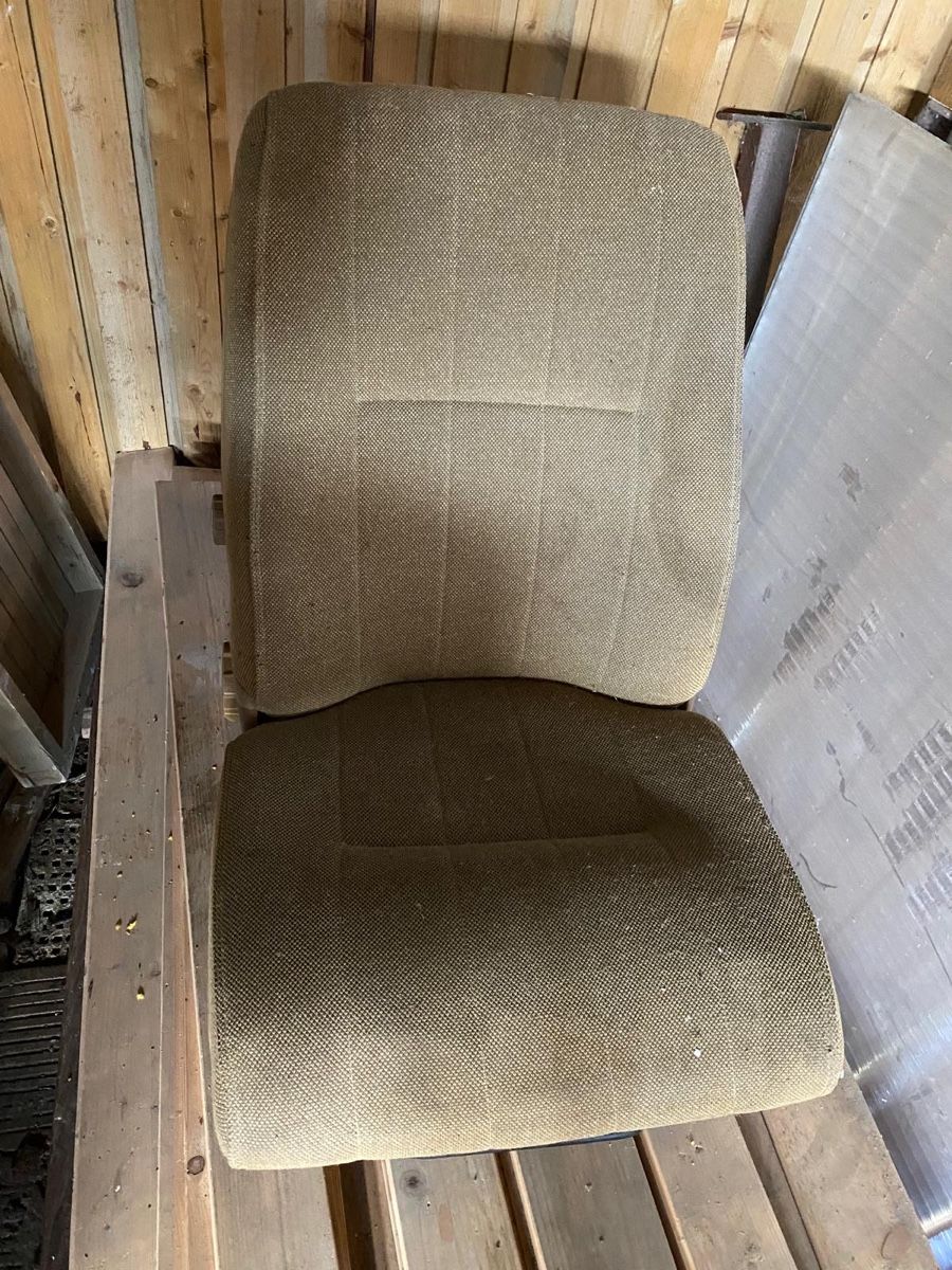 Volvo Toutes les pièces auto: Volvo 240 Sitz 💺 – D'occasion à Aarberg par Jakaro