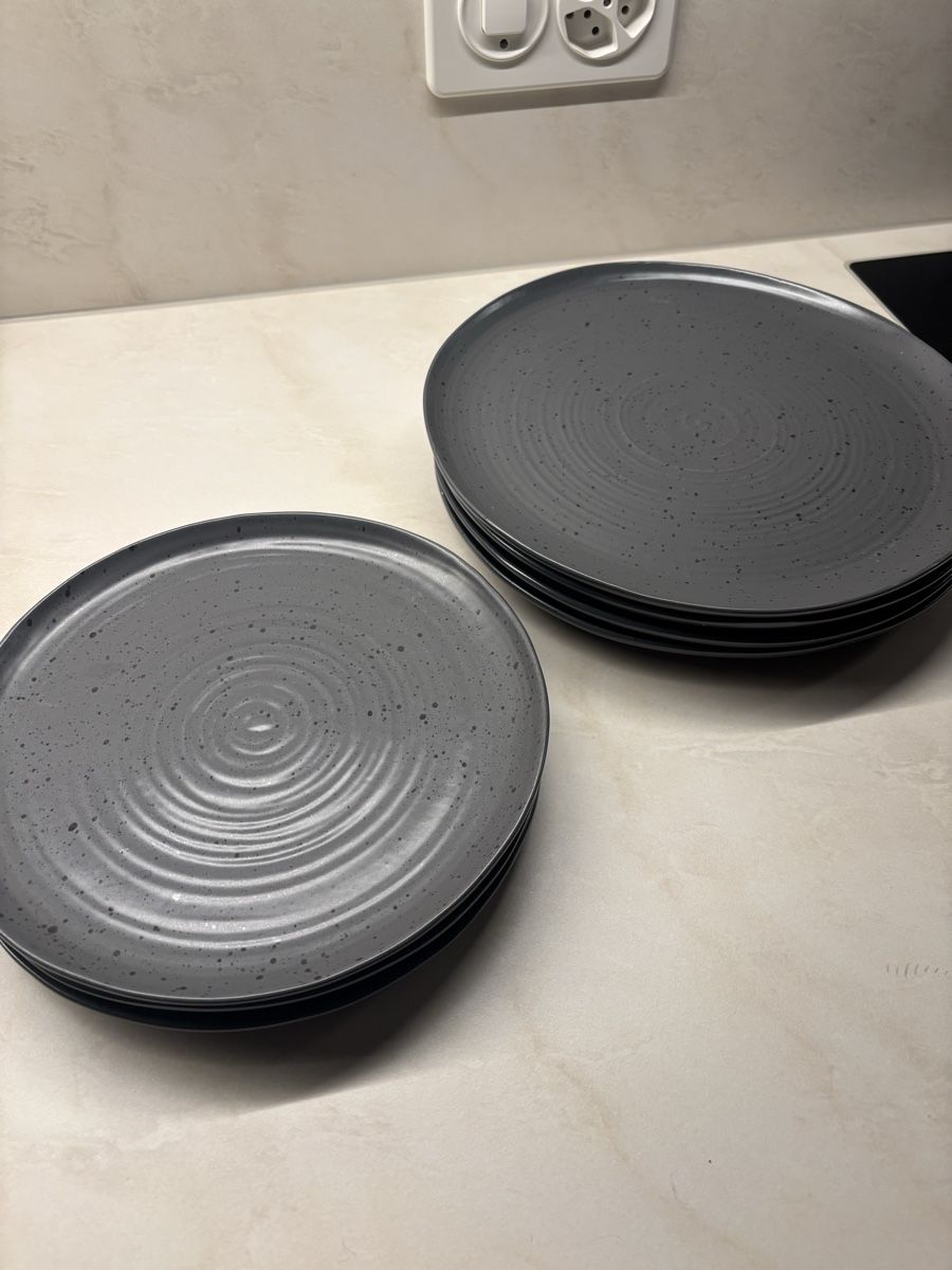 Set di piatti: Modern Grey Tableware Set with 8 Plates (4 Large, 4 Small) – Usato da Zürich venduto da cha_jz8q 2