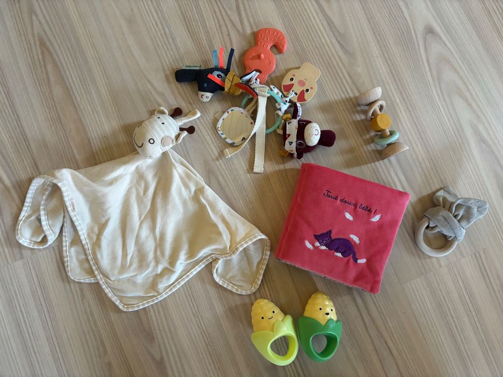 Jouets: Hochets, livre et doudou pour bébé – Neuf (Voir description) à Chapelle (Glâne) par cle_pjg7