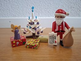 PLAYMOBIL Figur Weihnachtsmann mit Baum und Geschenken