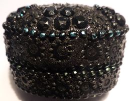 INTERESSANTE METALL-DOSE; 5 CM, SCHWARZ; OBERFLÄCHEN MOTIVE
