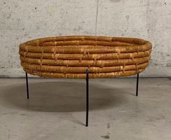 charmanter beistelltisch mit korbschale
