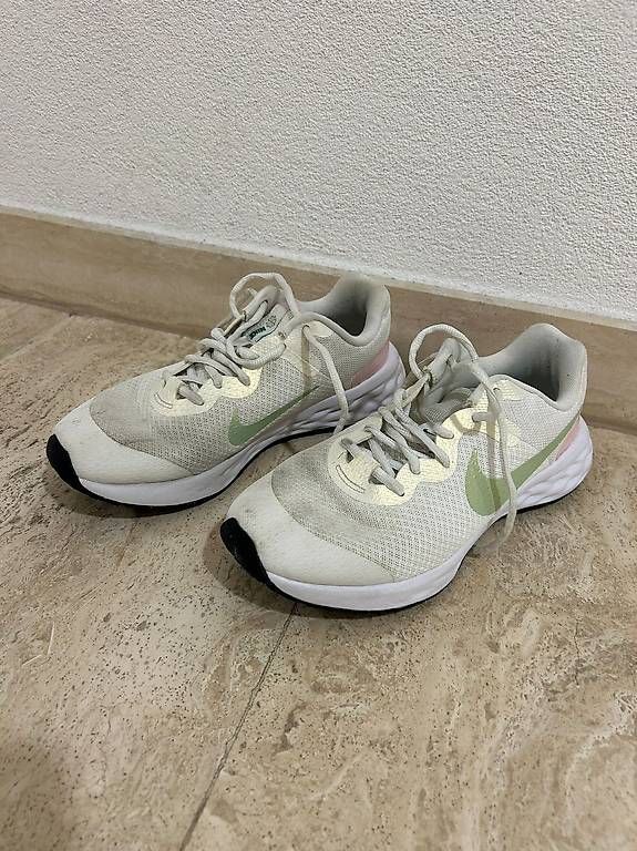 Scarpe da donna: Nike Turnschuhe Grösse 37.5 – Usato da Binningen venduto da larstacke