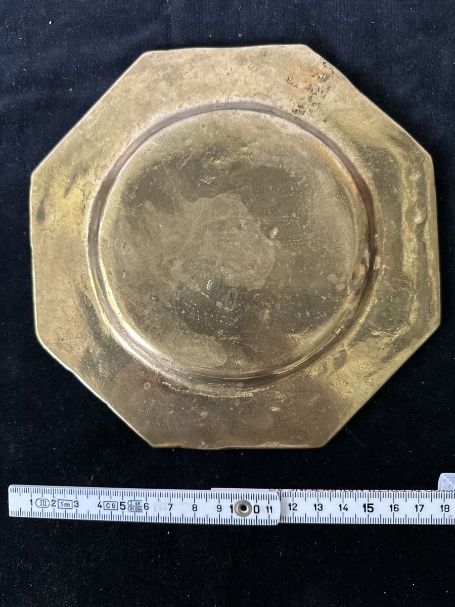 Servierplatten: Massiver, achteckiger Messing - Teller  – Gebraucht aus Zürich von Chaeffeler 3
