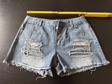 Coole Jeans Shorts mit Rissen, Knopfleiste, Gr. L (38-40)