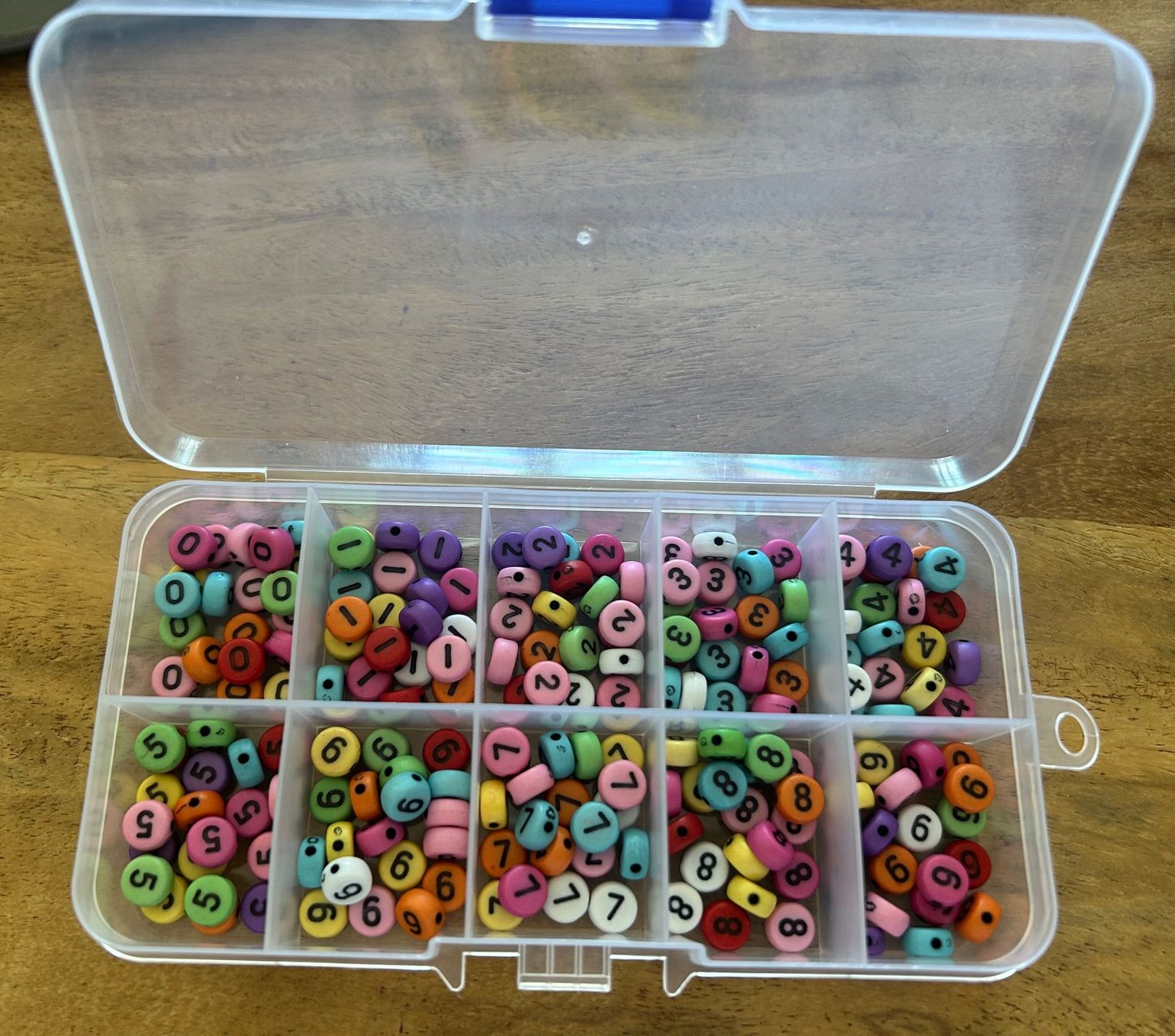 Perle (finte): Bastelperlen Box Zahlen bunt, ca 200 Stück – Nuovo e nell'imballaggio originale da Geneve venduto da vane267 1