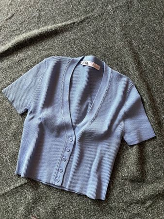 Hellblauer Pullover