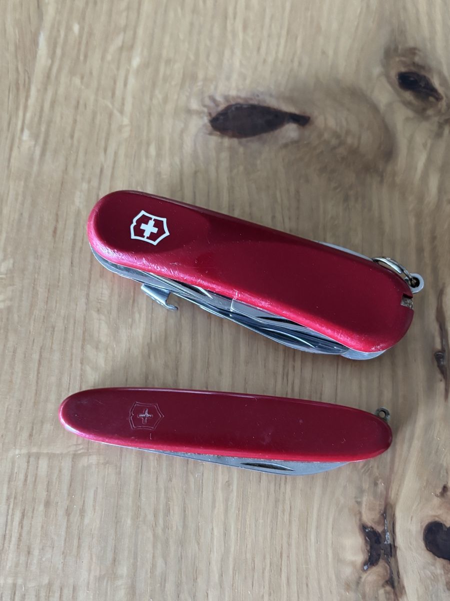 Victorinox Taschenmesser: 2 x Victorinox Pocket Knife – Gebraucht aus Mellingen von Guilhermefurlan