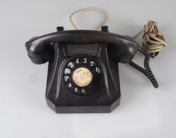 Schwarzes Wählscheibentelefon aus Bakelit