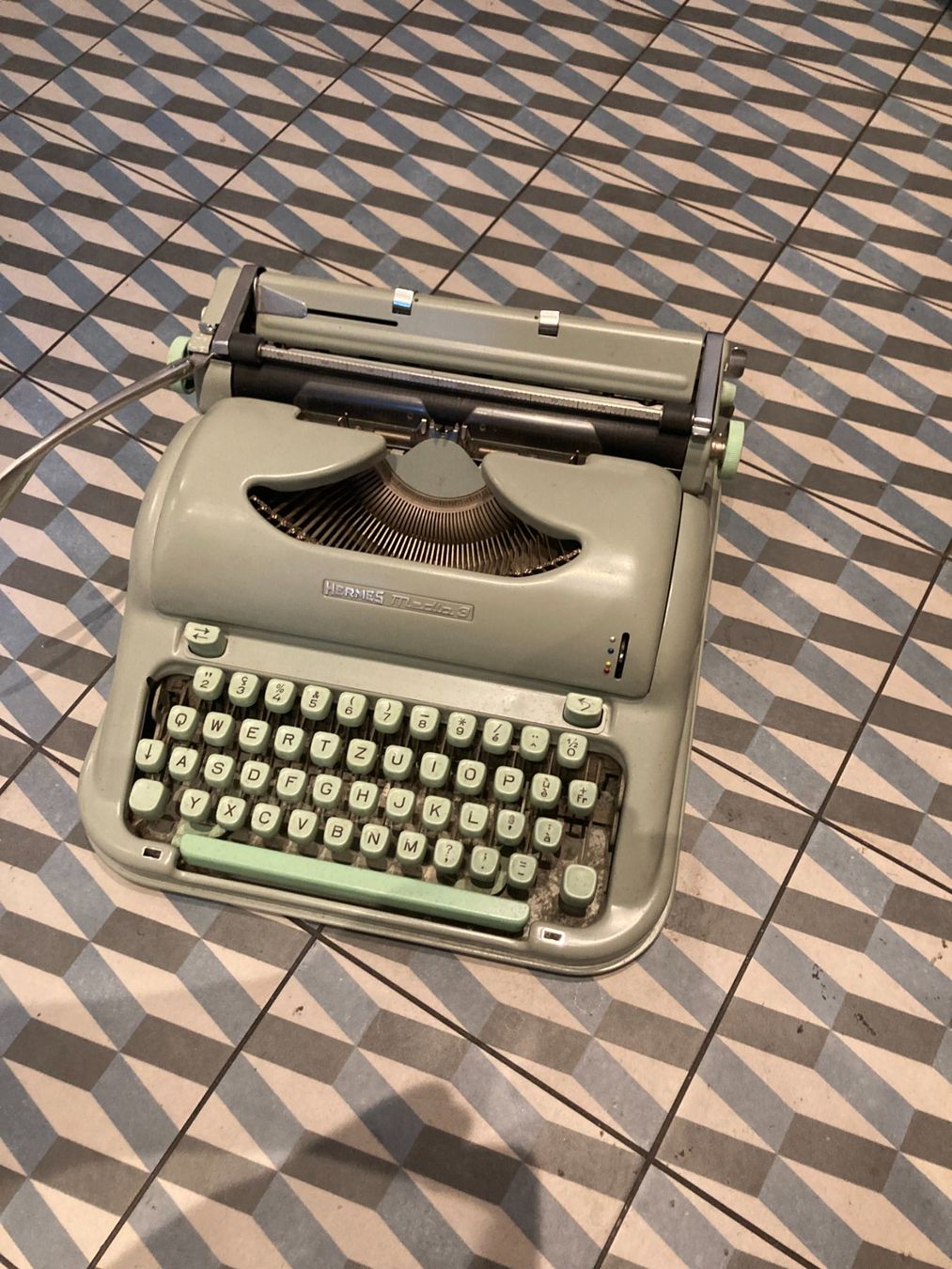 Hermès Macchine da scrivere: Machine à écrire d'époque HERMES – Usato da Lausanne venduto da mic_95f9