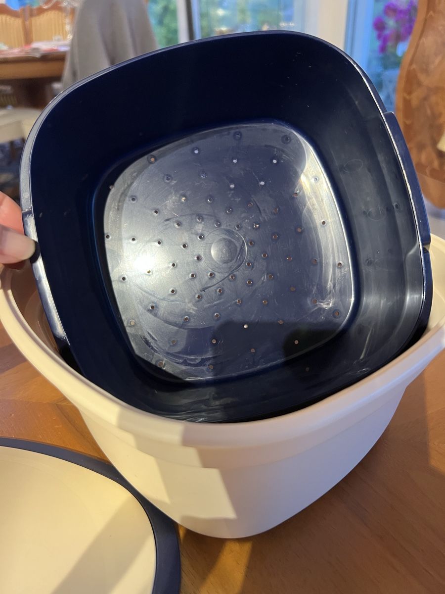 Tupperware Contenitori & Simili: Tupperware mit Sieb für Teigwaren  – Usato da Ittigen venduto da ABalli 1