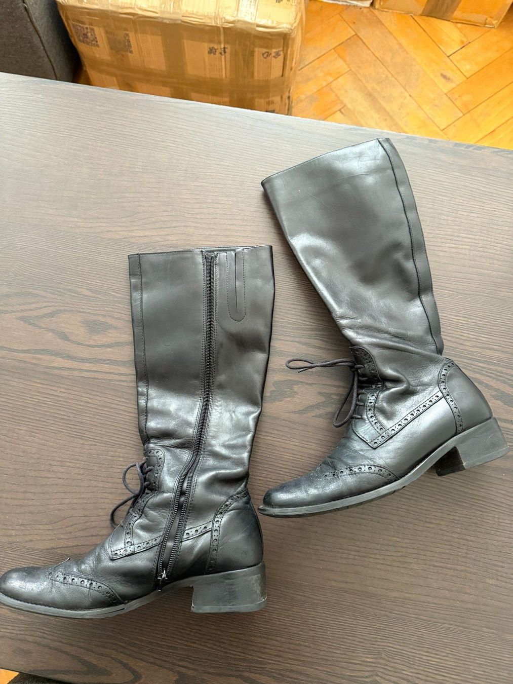 Scarpe da donna: 32. Bottes en cuir – Usato da Le Locle venduto da tchanatakoua 1